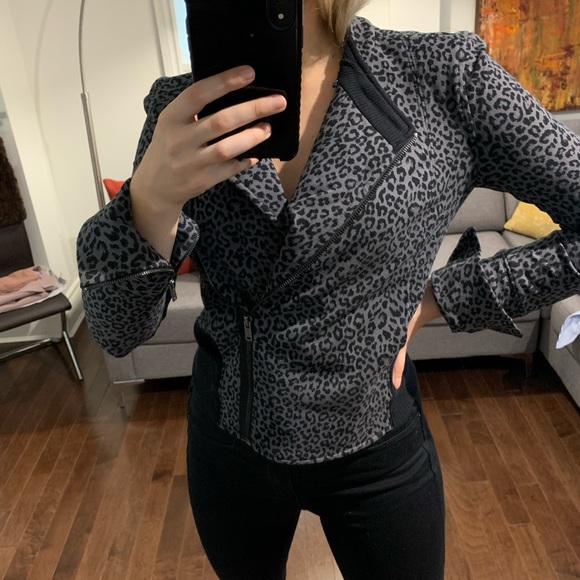 ✨FLASH SALE✨ Women’s Jacket - Picture 2 of 8